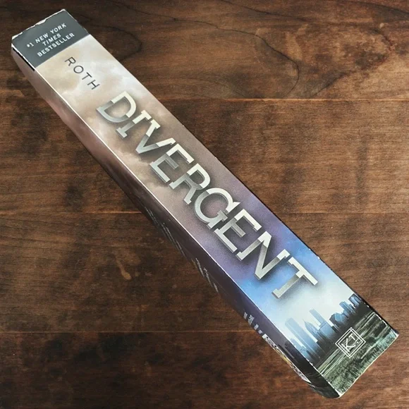 Book Divergent By Veronica Roth 1st In Series Large Paperback YA - Picture 3 of 4